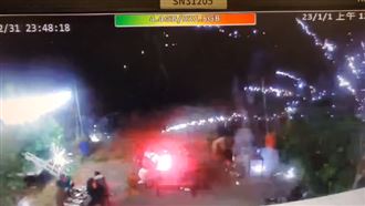 小琉球遊客高空煙火朝人射！她慘二度灼傷