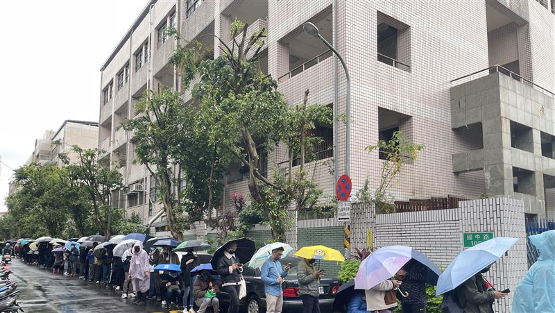 直擊／最美里長陳紫渝送年曆　人龍排600m