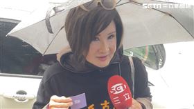 最美里長陳紫渝送年曆，藝人「永遠17歲」恬娃也到場支持。（圖／記者吳康瑋攝）