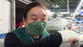 長榮航勤董事長陳有玉、總經理林大淵和多位主管 衝第一線搬行李 畫面：記者林昱傑攝影