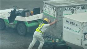 ▲長榮航勤董事長陳有玉、總經理林大淵和多位主管 衝第一線搬行李 畫面 轉盤 盤櫃 停機坪 （圖／記者張昱傑攝影） 