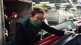 長榮航勤董事長陳有玉、總經理林大淵和多位主管 衝第一線搬行李 畫面：記者林昱傑攝影