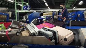 ▲長榮航勤董事長陳有玉、總經理林大淵和多位主管 衝第一線搬行李 畫面 轉盤 盤櫃 停機坪 （圖／記者張昱傑攝影） 