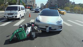 台中特斯拉「0剎車」闖紅燈撞飛外送員