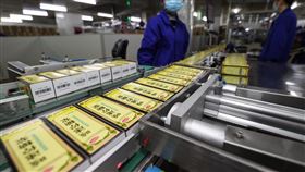 中國工信部：退燒藥產量翻4倍中國COVID-19疫情飆升，普遍缺藥。中國工信部官員29日稱，開足馬力24小時生產下，全國退燒藥日產量已達1.9億片，與12月初相比翻了超過4倍。圖為24日，貴州西秀一家藥廠24小時趕工生產。（中新社提供）中央社 111年12月29日