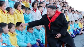 「朝鮮少年團」成員和金正恩合照。（圖／路透社／達志影像）