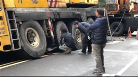 畫面曝光！台中南屯80噸吊車壓垮馬路