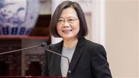 蔡英文昨（1）日發表元旦談話，意思是沒有要發現金還稅於民，引發各界不同反應。（圖／翻攝自蔡英文臉書）