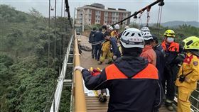 高雄某科大男學生跨年前失蹤，今天在校園內吊橋下尋獲遺體。（圖／翻攝畫面）