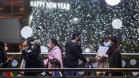 北雨南多雲　元旦看曙光機率低元旦迎曙光，不過中央氣象局30日指出，桃園以北跟東半部元旦連假容易下雨，看到曙光機率低，新竹以南雲量偏多，雖然偶爾可以看到陽光，但看到曙光機率也不高。圖為民眾30日晚間在台北市信義區逛街，行經燈海長廊感受迎新氣氛。中央社記者裴禛攝  111年12月30日