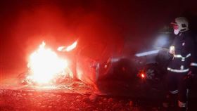 桃園「黑人家族」幫派老大郭信一遭槍殺身亡，槍手逃往新北，警方在三峽尋獲被燒毀的作案車輛。（圖／翻攝畫面）