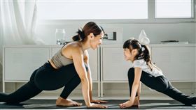 拉筋疏通經絡治百病 「這物」輔助更能越拉越年輕！