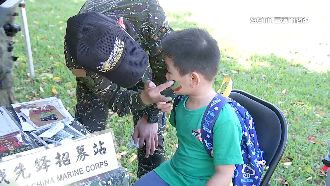 全民國防手冊普及各年齡　藍批打造娃娃兵