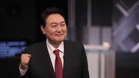 文在寅上任後 尹錫悅受到重用韓國總統文在寅上任後，尹錫悅受到重用，擔任首爾中央地方檢察廳檢察長，指揮調查前總統李明博及朴槿惠政府貪腐案，後又獲升檢察總長，但去年因與法務部長秋美愛衝突激化請辭，宣布參選總統。（國民力量提供）中央社記者廖禹揚首爾傳真  111年3月6日