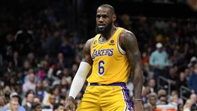 ▲詹姆斯（LeBron James）超狂反扣完成「空中接力」。（圖／美聯社／達志影像）