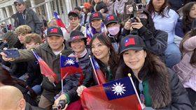 加州玫瑰花車遊行 僑胞舉國旗支持北一女北一女校友陳鳳桃（右）、駐洛杉磯辦事處長黃敏境（右4）與僑胞2日在玫瑰花車遊行的觀眾席上舉國旗為北一女樂儀旗隊打氣。（陳鳳桃提供）中央社記者林宏翰洛杉磯傳真  112年1月3日