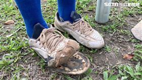 阿將知道家裡沒錢，鞋子穿破了只說：「沒關係，還能穿就好。」（圖／中信慈善基金會提供）