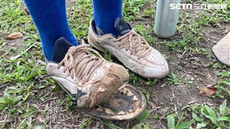 鞋子破到不能補！男童心疼阿嬤：能穿就好