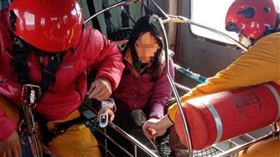 ▲18人登山團進行雪山西稜線縱走，1名女山友腳部韌帶受傷，空勤直升機升空成功將她吊掛下山（圖／CTWANT）