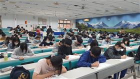 圖／ 巨擎升大學教育中心執行長顧全提供,學測,指考,考生,寫作業,考試