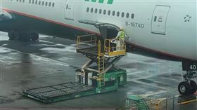 ▲長榮航勤董事長陳有玉、總經理林大淵和多位主管 衝第一線搬行李 畫面 轉盤 盤櫃 停機坪 （圖／記者張昱傑攝影） 