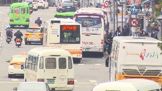 59條公車路線+客運爭道　民眾路中搭車