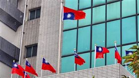 北投區公所遭投訴倒掛中華民國國旗。（圖／翻攝自何志偉臉書）