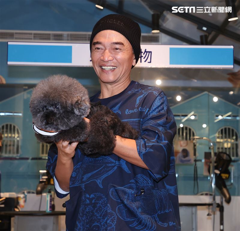 吳宗憲帶愛犬洗澎澎美容。（記者邱榮吉/攝影）