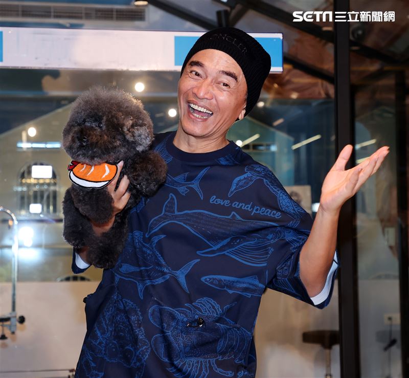 吳宗憲帶愛犬洗澎澎美容。（記者邱榮吉/攝影）