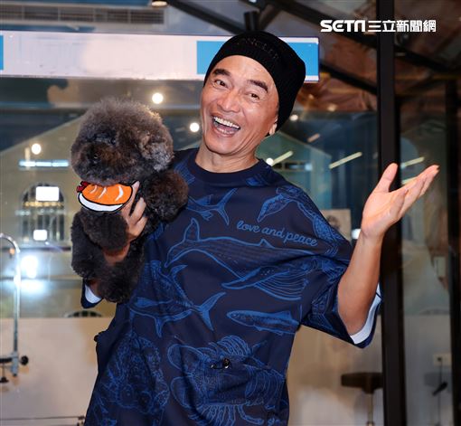 吳宗憲帶愛犬洗澎澎美容。（記者邱榮吉/攝影）
