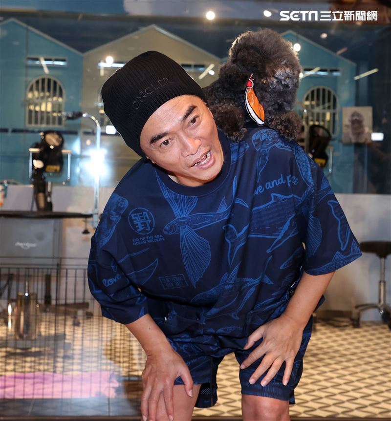 吳宗憲帶愛犬洗澎澎美容。（記者邱榮吉/攝影）