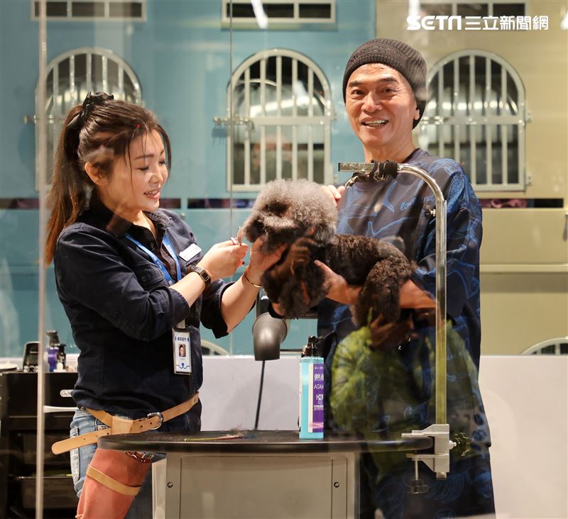 吳宗憲帶愛犬洗澎澎美容。（記者邱榮吉/攝影）