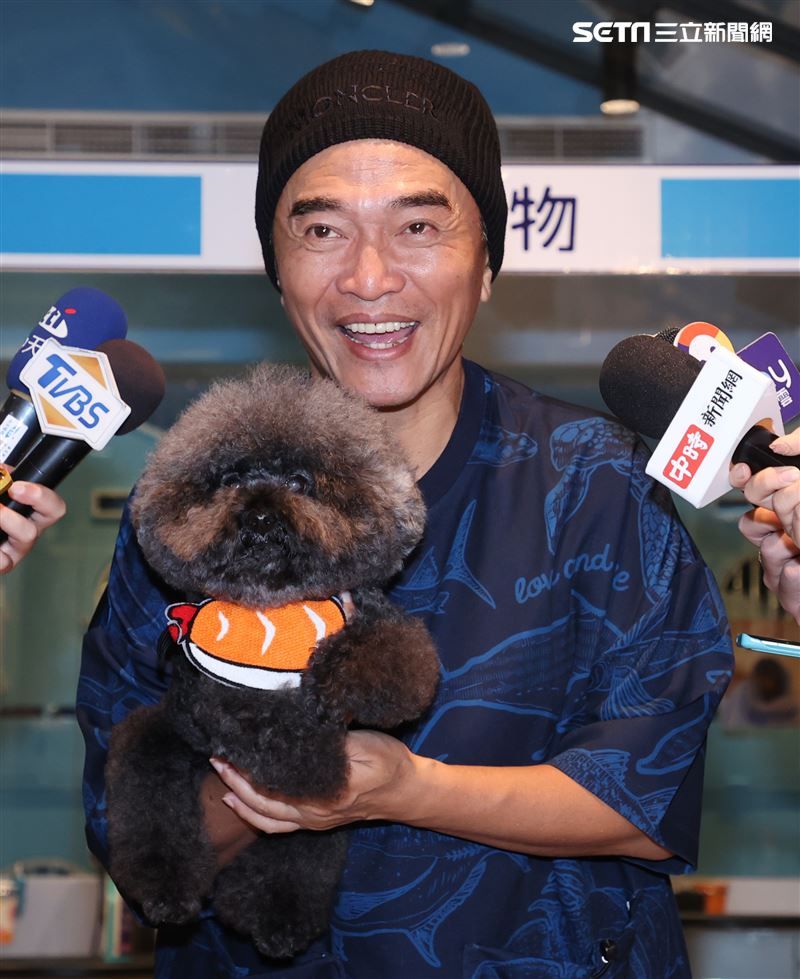 吳宗憲帶愛犬洗澎澎美容。（記者邱榮吉/攝影）