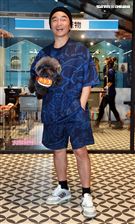 吳宗憲帶愛犬洗澎澎美容。（記者邱榮吉/攝影）