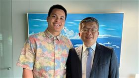 ▲蔡其昌會見張育成。（圖／CPBL提供）