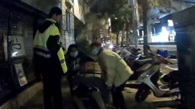 女子喝掛癱倒路中，家人獨自無力攙扶只好無奈求助員警。（圖／翻攝畫面）