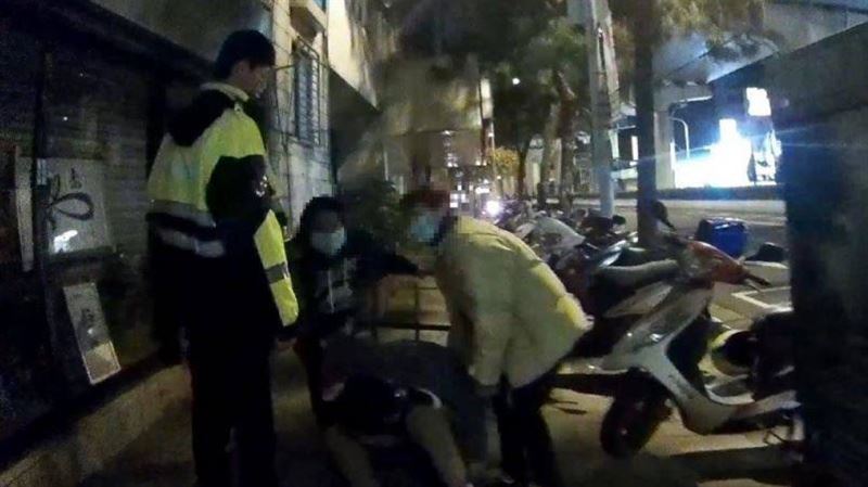 女醉茫癱倒路中　家人扶不起無奈求助警