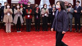 總統：1800億預留不時之需外　發現金全民共享2022年稅收超徵新台幣4500億元是否還稅於民受關注，總統蔡英文3日表示，中央可運用的1800億元中，除了預留一筆錢因應不時之需外，將保留一定額度，用發現金的方式讓全民共享。圖為蔡總統（前右）上午在總統府接見第4屆國家企業環保獎獲獎企業暨111年度模範環境保護專責及技術人員。中央社記者鄭傑文攝  112年1月3日