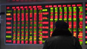 滬指年跌24%　表現A股史上倒數第22018年最後一個交易日，陸股滬、深兩市雖以紅盤做收，然而上證綜指在1月下旬創下年內新高後，就一路震盪走低，累積跌幅達24.59%。根據測算，股民人均虧損人民幣逾10萬元（新台幣約45.6萬元）。（中新社提供）中央社記者陳家倫上海傳真　107年12月28日