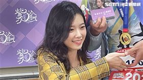 粉絲認為，最美里長「陳紫渝」送的年曆仍拍不出她的美。（圖／記者吳康瑋攝）
