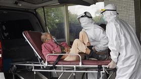 疫情延燒  本土增6萬6119例國內COVID-19疫情延燒，中央流行疫情指揮中心公布，14日新增新增6萬6119例本土個案，中重症285例，其中123例死亡。圖為救護人員將病患送往高雄市左營區1家社區醫院急診室就醫。中央社記者董俊志攝  111年6月14日