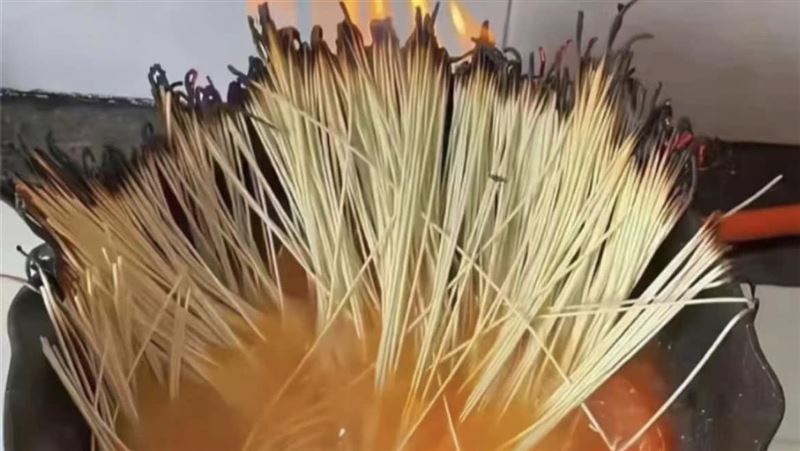 她煮麵慘變「香爐」　網笑倒：拜地基主嗎