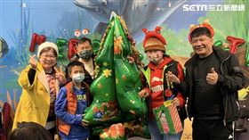 王維榮先生(右)及碇內社區發展協會理事長林煌輝(左後1)及邱玫萍(右2)及家扶陳美君(左1)分送摸彩品及手作禮物給寄養兒少。（圖／家扶提供）