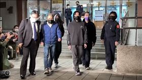 ▲蕭景田離開士林地方法院，面對媒體追問，他不發一語。（圖／翻攝畫面）