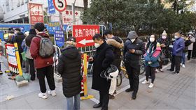 疫情飆升  中國開放基層醫療機構招聘退休人員中國疫情飆升迅速蔓延，中國國家衛健委官員15日宣布，為了提升基層應對能力，可以招聘近5年來已經退休的工作人員，充實到基層醫療衛生機構。圖為15日，上海民眾在醫院外排隊。（中新社提供）中央社  111年12月15日