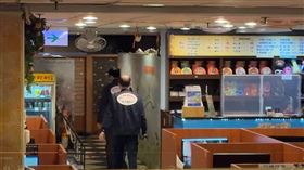 台中，網咖，24歲女產子，男嬰，伴屍16小時，包廂，(圖／翻攝畫面)