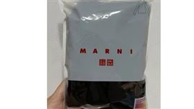 以為全黑！她打開UNIQLO發熱衣　網全笑瘋（圖／翻攝自Dcard）