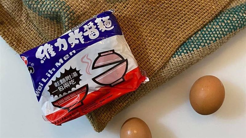 他這樣吃「泡麵加蛋」：好假掰　網全看跪