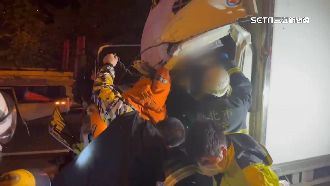 貨車撞聯結車！車頭凹陷　駕駛一度受困