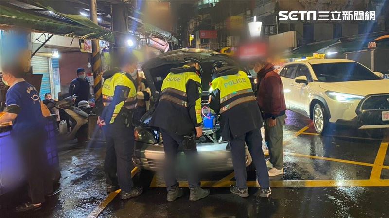 購物完車拋錨！中和4警幫推車化身黑手
